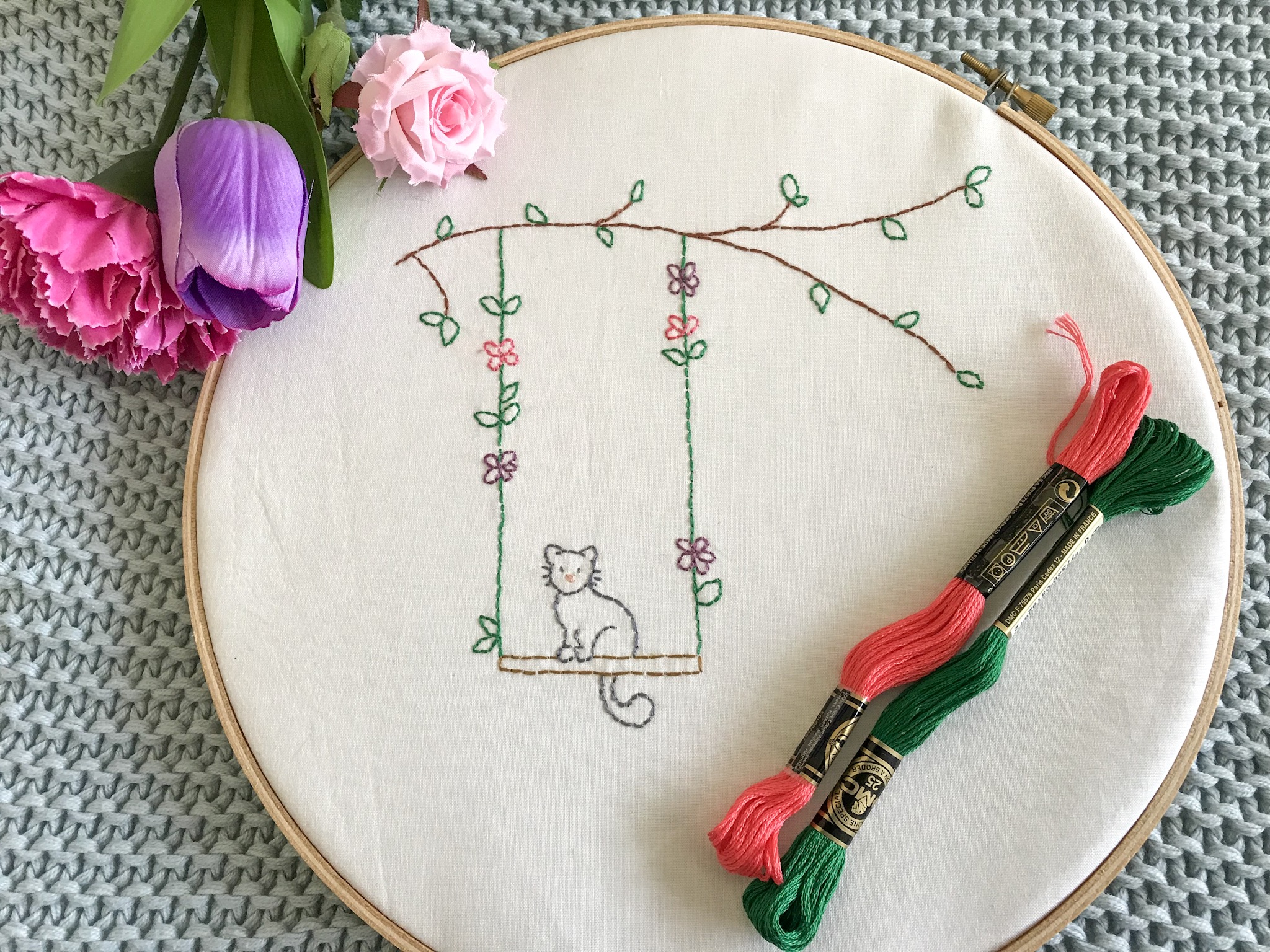 Just Hanging Around - cute FREE cat embroidery/stitchery pattern!